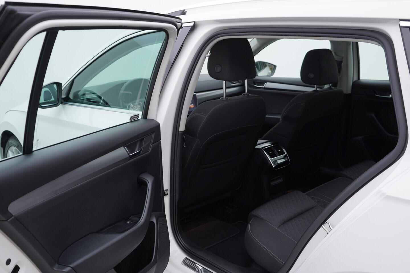 OV190V09306_38.webp_SUPERB Style 2.0 TDI 140 kW automat, DPH