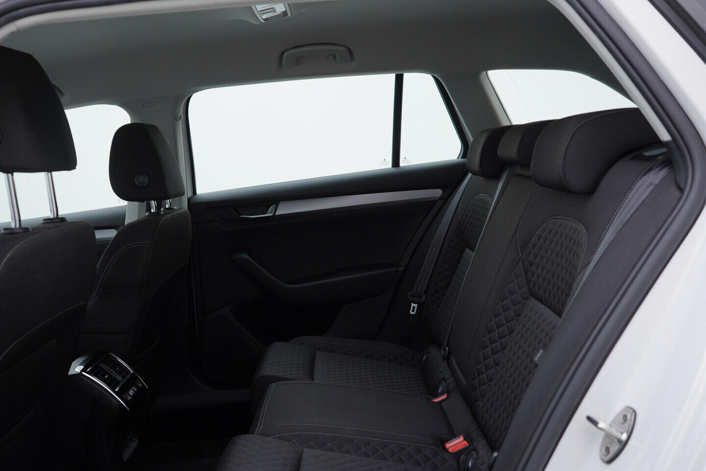 OV190V09306_40.webp_SUPERB Style 2.0 TDI 140 kW automat, DPH