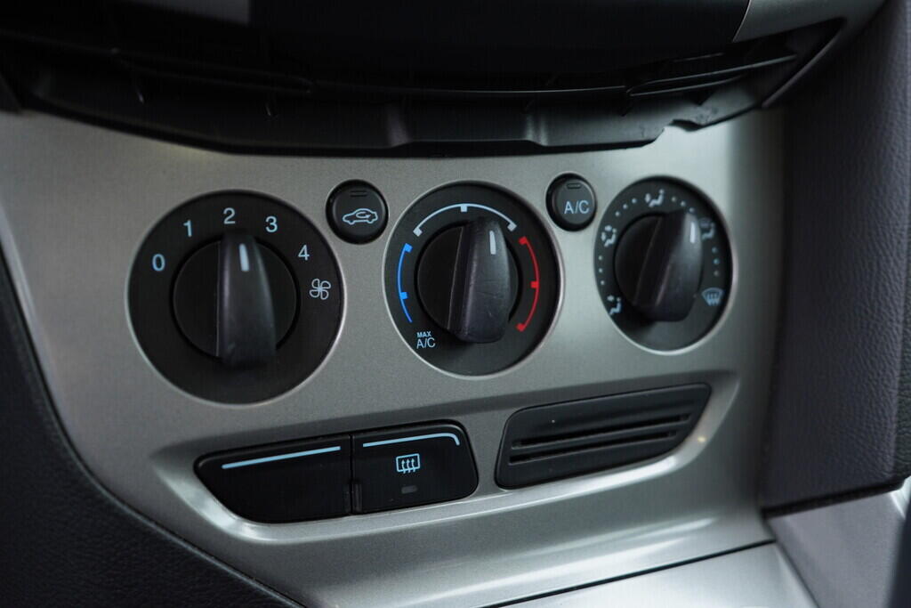 OV190V09331_28.webp_FOCUS Trend 1.6 Dutarorq 70 kW manuál