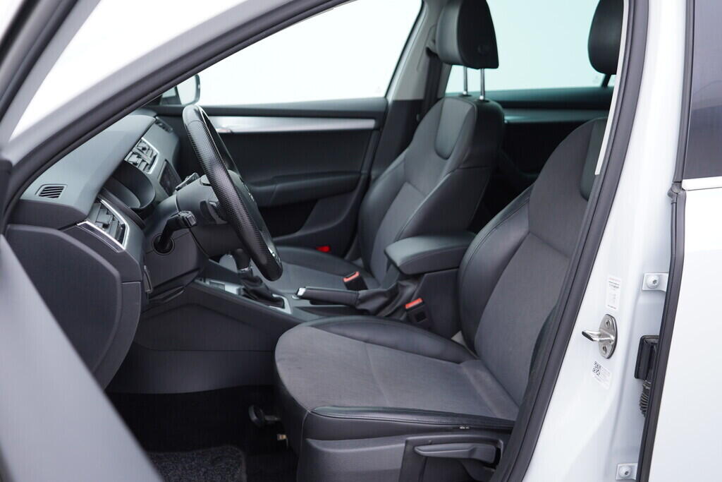 OV190V09332_22.webp_OCTAVIA Ambition Plus Dynamic 1.6 TDI 85 kW automat