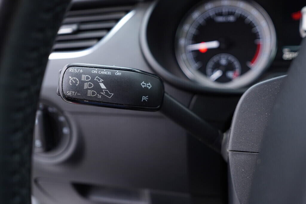 OV190V09332_23.webp_OCTAVIA Ambition Plus Dynamic 1.6 TDI 85 kW automat