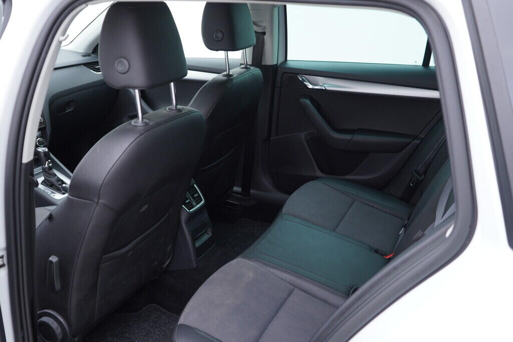 OV190V09332_40.webp_OCTAVIA Ambition Plus Dynamic 1.6 TDI 85 kW automat