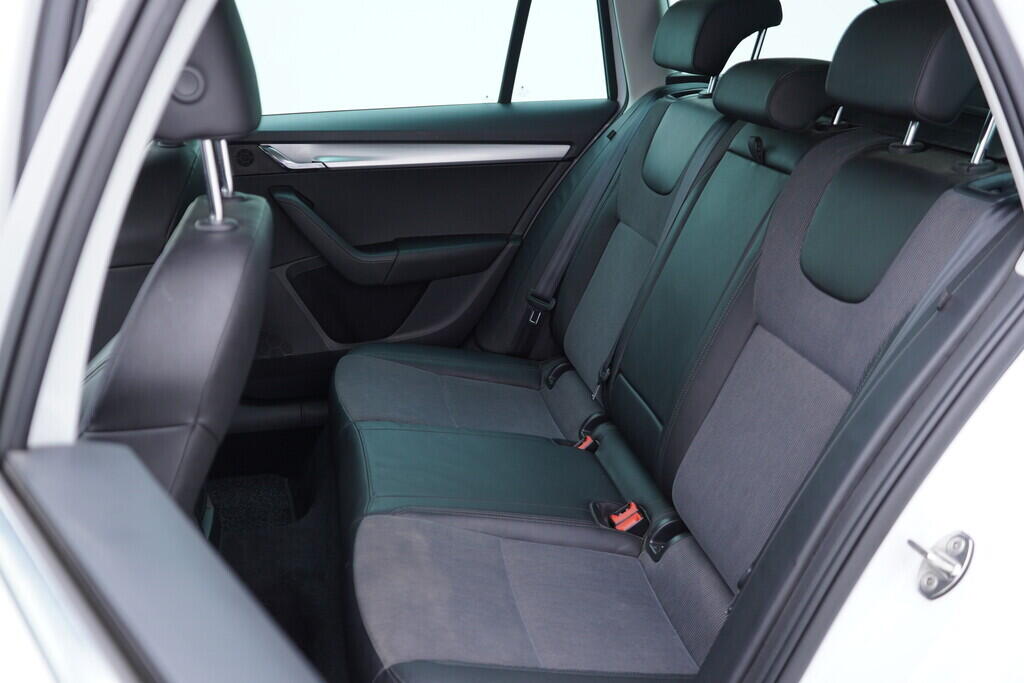 OV190V09332_41.webp_OCTAVIA Ambition Plus Dynamic 1.6 TDI 85 kW automat