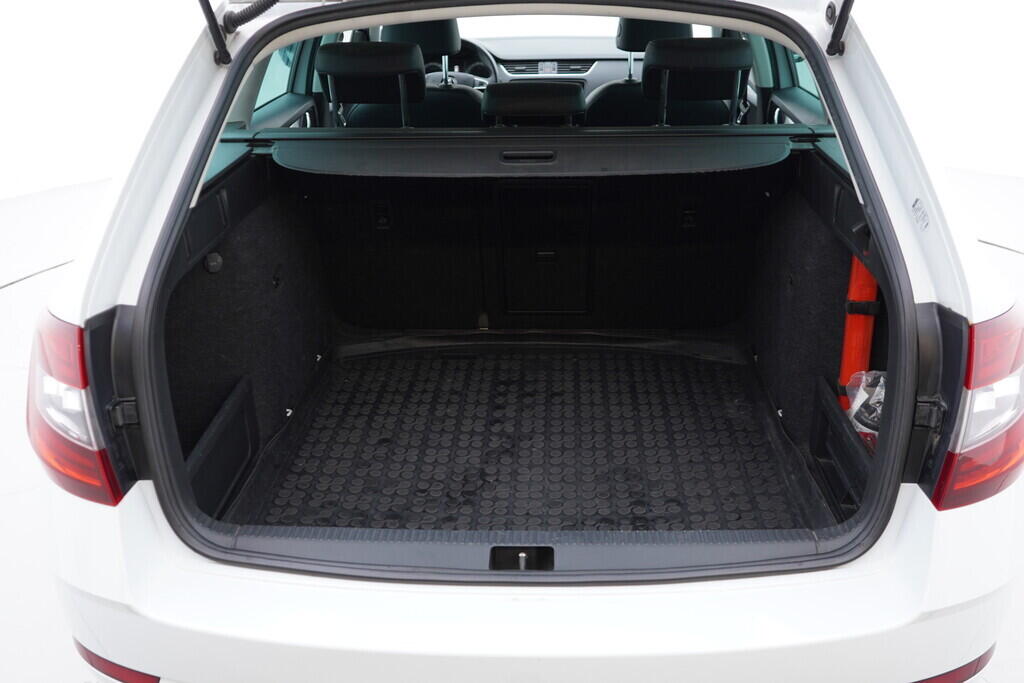 OV190V09332_42.webp_OCTAVIA Ambition Plus Dynamic 1.6 TDI 85 kW automat