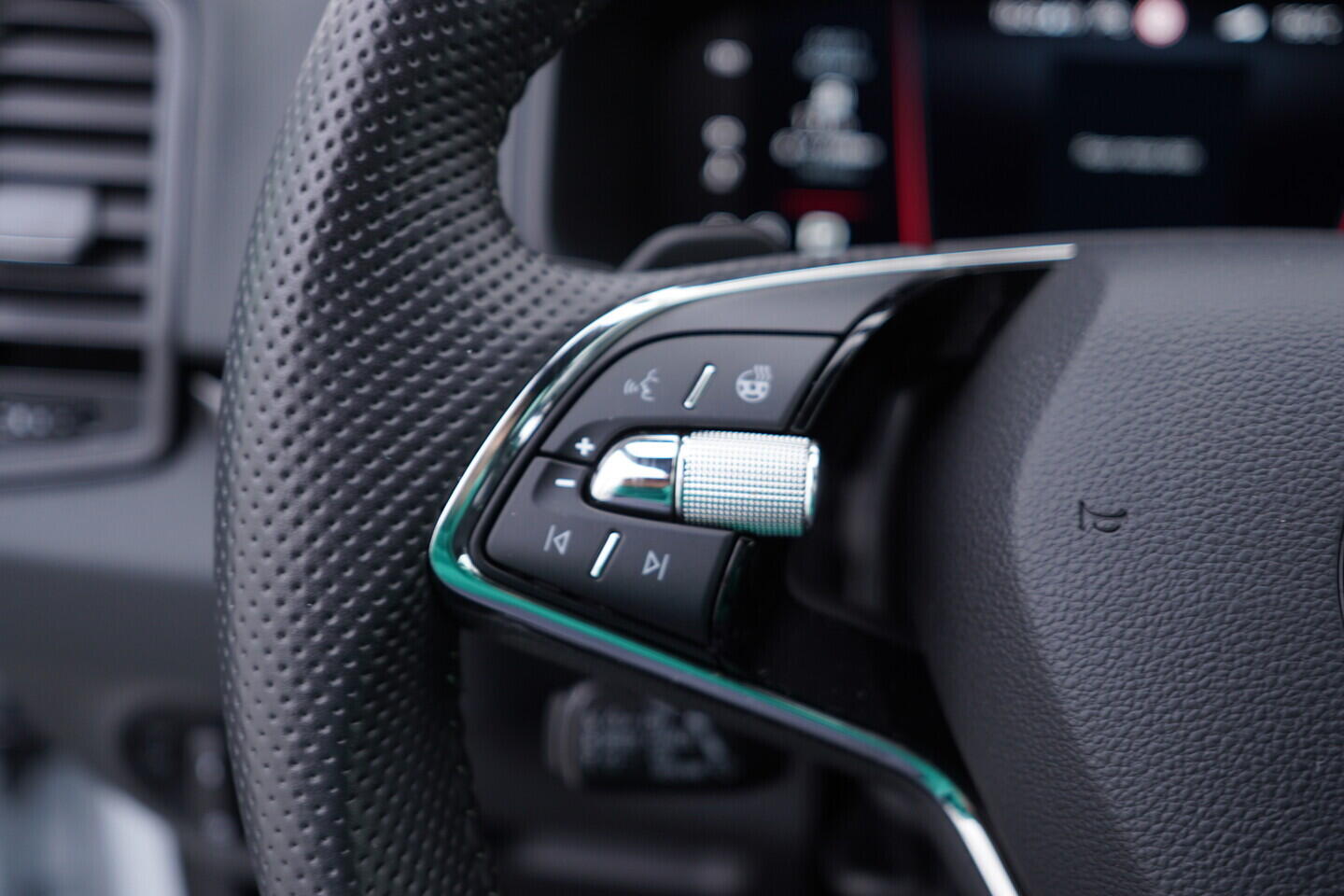 OV190V09350_25.webp_KAROQ SportLine 2.0 TSI 140 kW automat, DPH