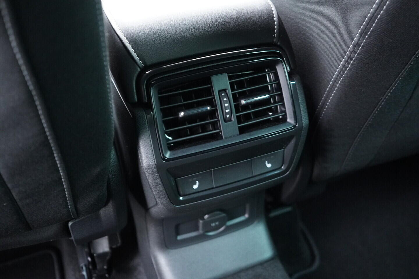 OV190V09350_37.webp_KAROQ SportLine 2.0 TSI 140 kW automat, DPH