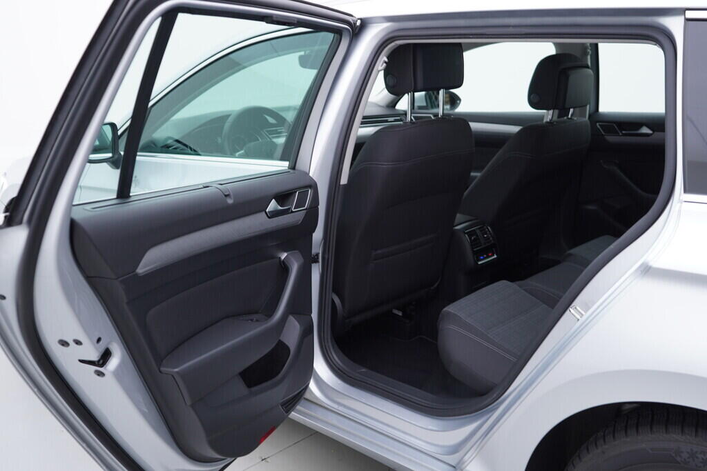 OV190V09361_37.webp_PASSAT VARIANT Business 2.0 TDI 110 kW automat, DPH