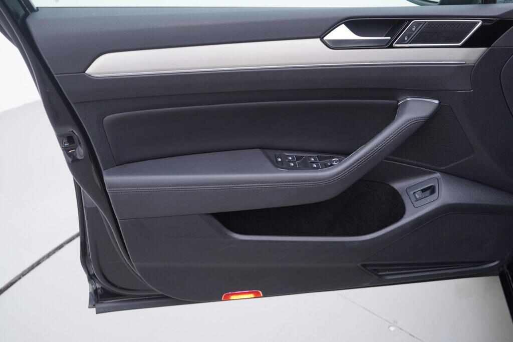 OV190V09395_19.webp_PASSAT VARIANT Highline 2.0 TSI 162 kW automat