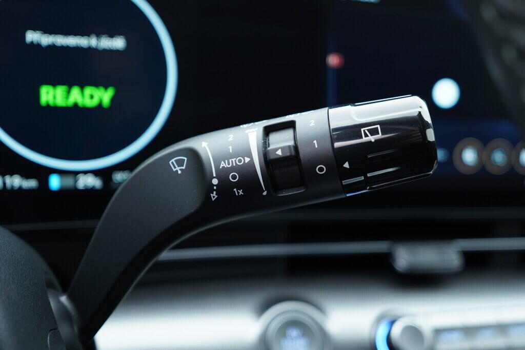 OV190V09396_24.webp_KONA    150 kW manuál, DPH