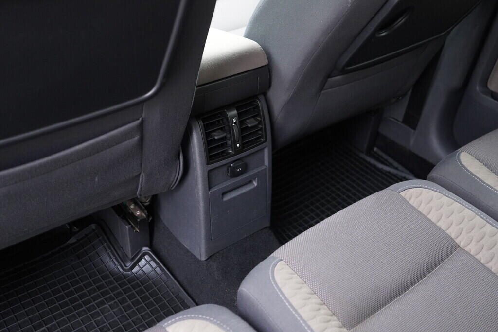 OV190V09409_36.webp_TOURAN  1.4 TSI 103 kW manuál