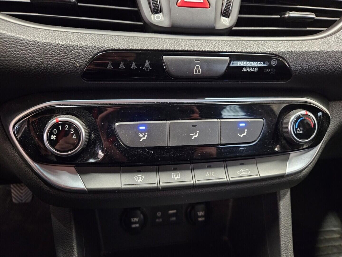 OV190V09412_22.webp_I30 FASTBACK Trikolor 1.0  88 kW manuál