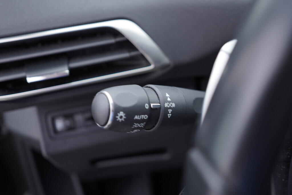 OV190V09435_23.webp_3008 Allure 1.5  96 kW automat