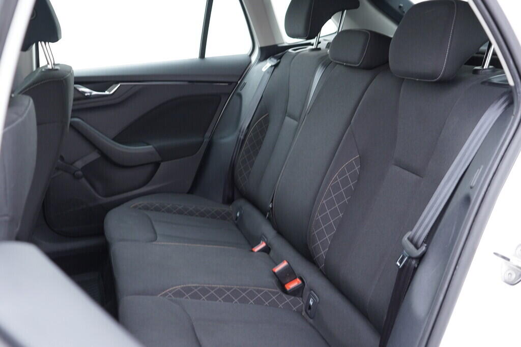 OV190V09440_30.webp_SCALA Ambition 1.5 TSI 110 kW manuál, DPH