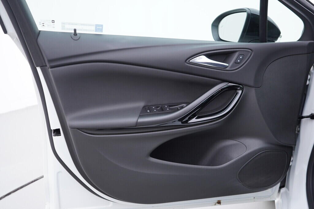 OV190V09441_19.webp_ASTRA Ultimate 1.2 LIH 107 kW manuál, DPH