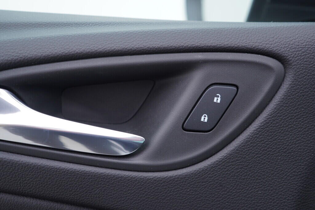 OV190V09441_21.webp_ASTRA Ultimate 1.2 LIH 107 kW manuál, DPH