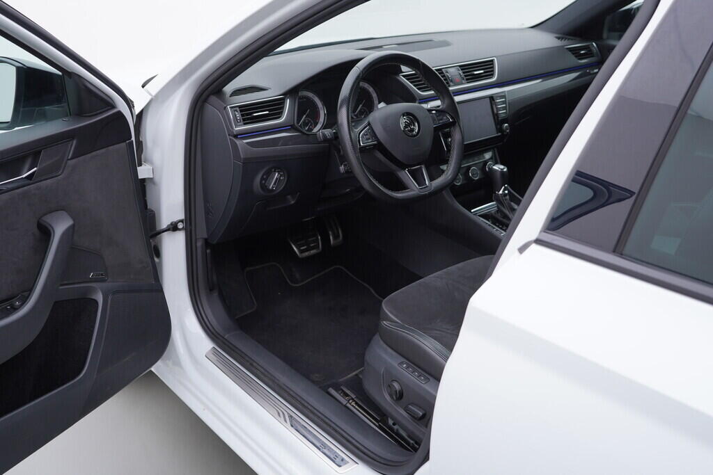 OV190V09457_18.webp_SUPERB Sport 2.0 TDI 140 kW automat