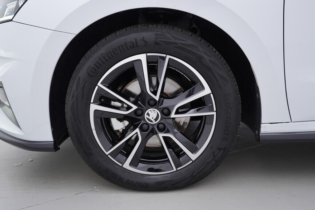 OV190V09460_38.webp_FABIA Monte Carlo 1.0 TSI 85 kW manuál, DPH