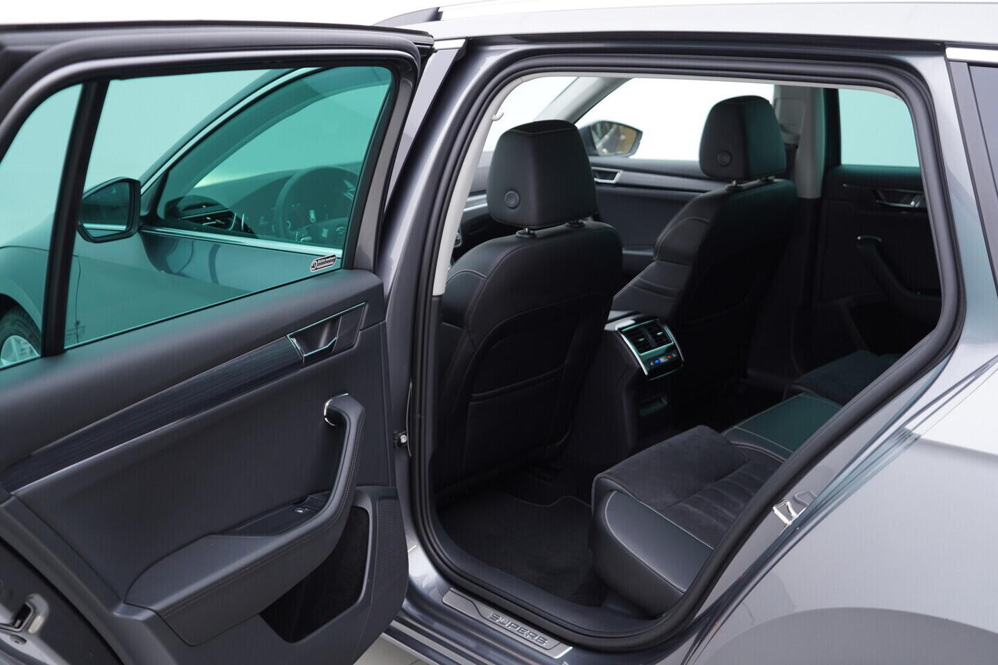 OV190V09469_38.webp_SUPERB Style 2.0 TDI 147 kW automat, DPH