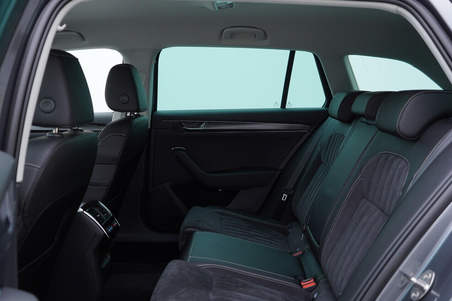 OV190V09469_40.webp_SUPERB Style 2.0 TDI 147 kW automat, DPH