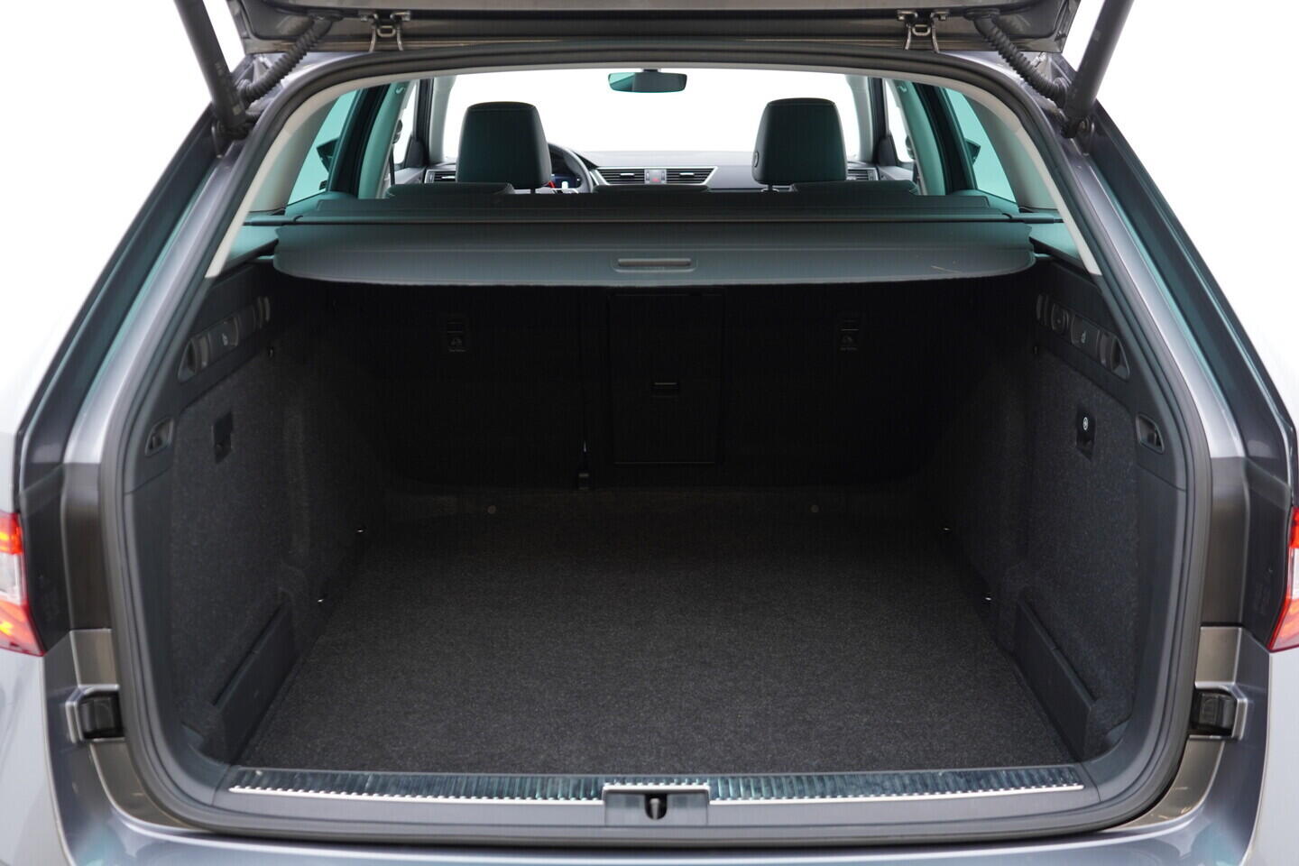 OV190V09469_42.webp_SUPERB Style 2.0 TDI 147 kW automat, DPH