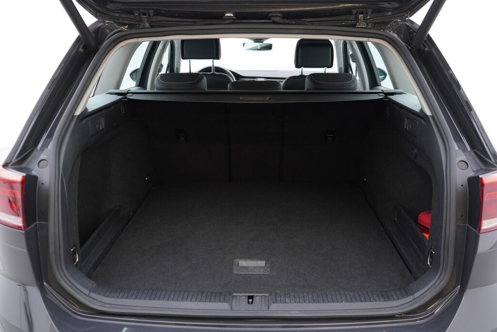 OV190V09475_42.webp_PASSAT Elegance 2.0 TDI 110 kW automat