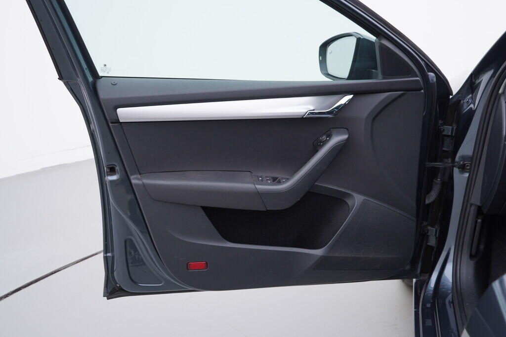 OV190V09496_19.webp_OCTAVIA Bussines 1.4 TSI 110 kW automat