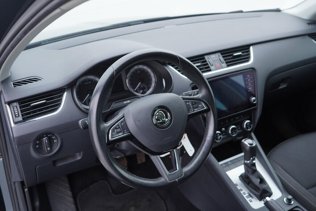 OV190V09496_22.webp_OCTAVIA Bussines 1.4 TSI 110 kW automat