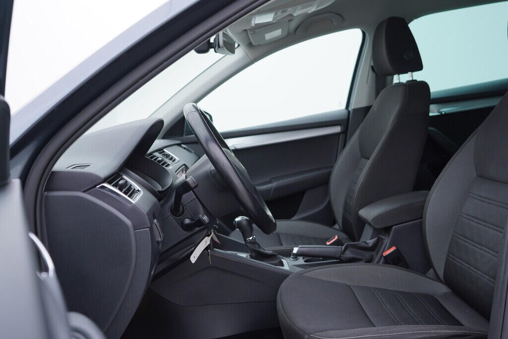 OV190V09496_23.webp_OCTAVIA Bussines 1.4 TSI 110 kW automat