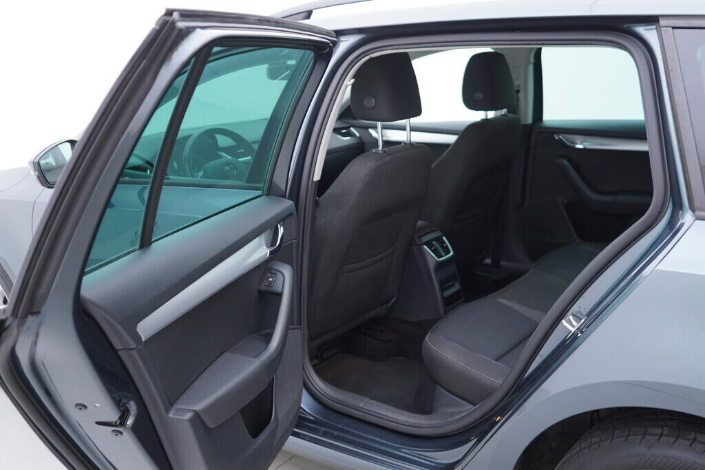 OV190V09496_37.webp_OCTAVIA Bussines 1.4 TSI 110 kW automat