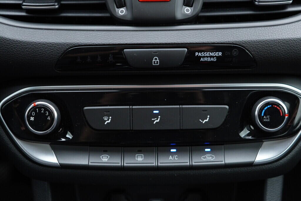 OV190V09506_29.webp_I30 Start Plus 1.5  81 kW manuál