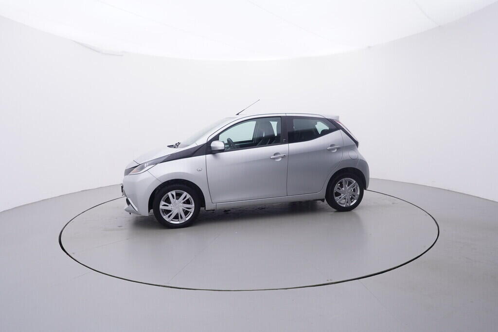 OV190V09513_11.webp_AYGO X-Play Team D 1.0  51 kW manuál