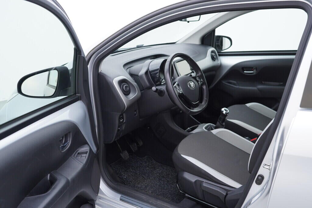 OV190V09513_18.webp_AYGO X-Play Team D 1.0  51 kW manuál