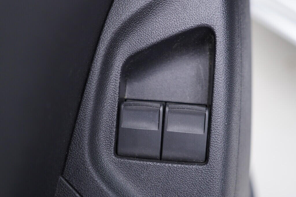 OV190V09513_20.webp_AYGO X-Play Team D 1.0  51 kW manuál