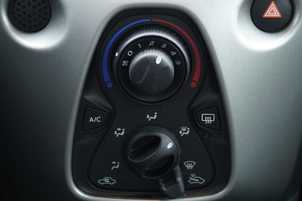 OV190V09513_30.webp_AYGO X-Play Team D 1.0  51 kW manuál