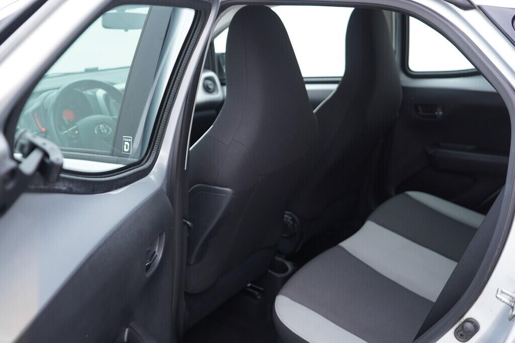 OV190V09513_32.webp_AYGO X-Play Team D 1.0  51 kW manuál