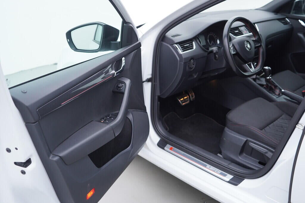 OV190V09526_18.webp_OCTAVIA RS 230 2.0 TSI 169 kW automat