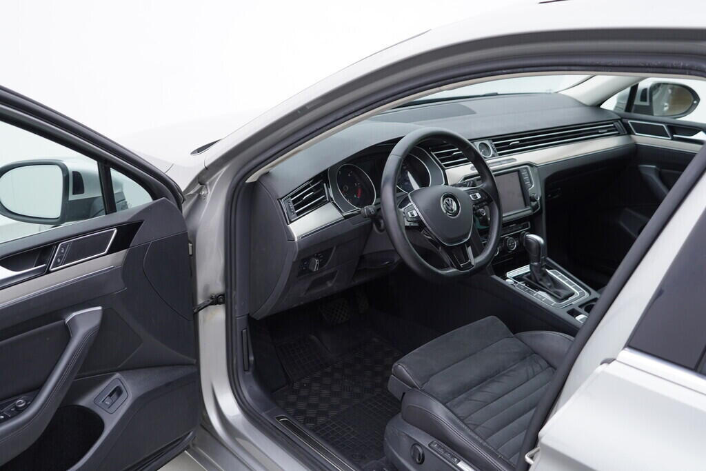 OV190V09543_18.webp_PASSAT Highline 2.0 TDI 176 kW automat, DPH