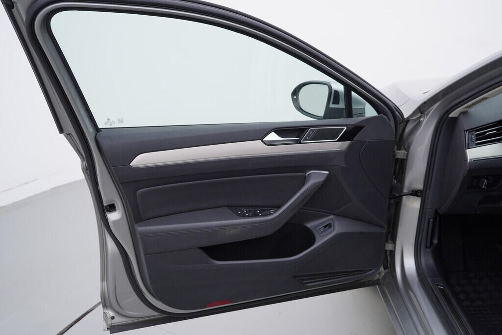 OV190V09543_19.webp_PASSAT Highline 2.0 TDI 176 kW automat, DPH