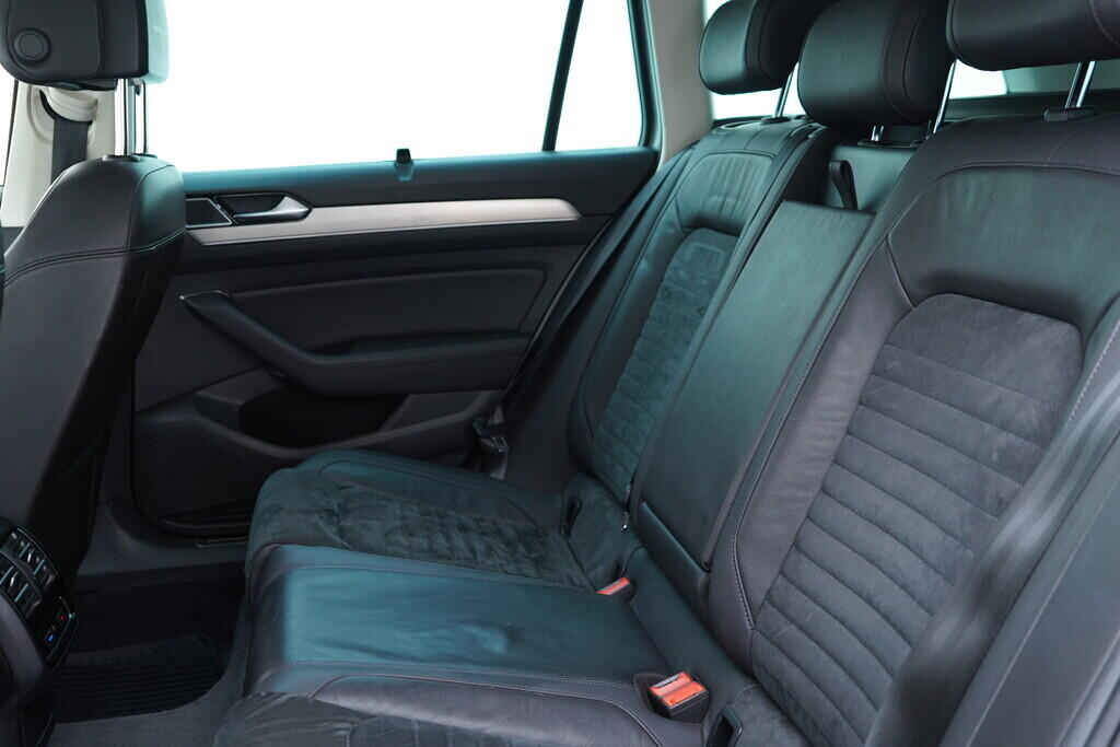 OV190V09543_36.webp_PASSAT Highline 2.0 TDI 176 kW automat, DPH