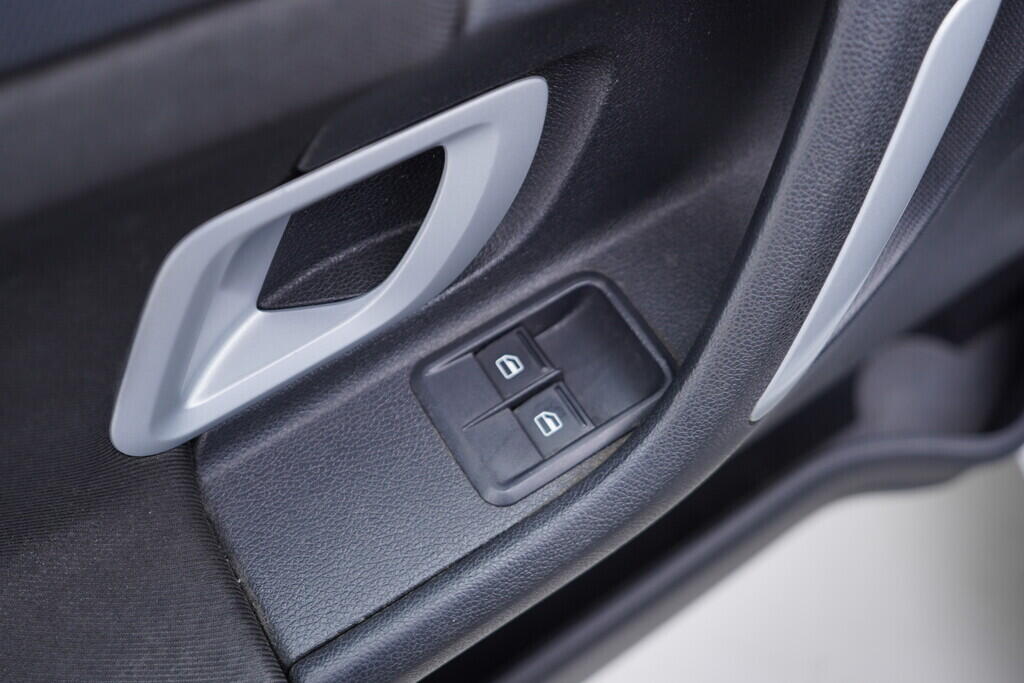 OV190V09553_20.webp_FABIA Elegance 1.6 16V 77 kW manuál