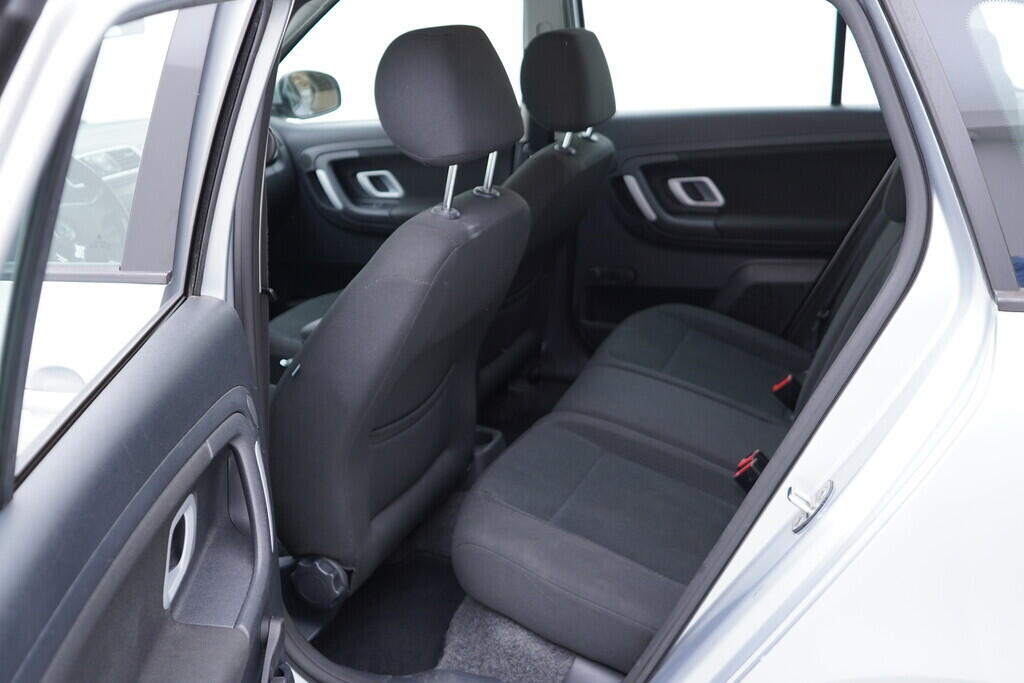 OV190V09553_32.webp_FABIA Elegance 1.6 16V 77 kW manuál