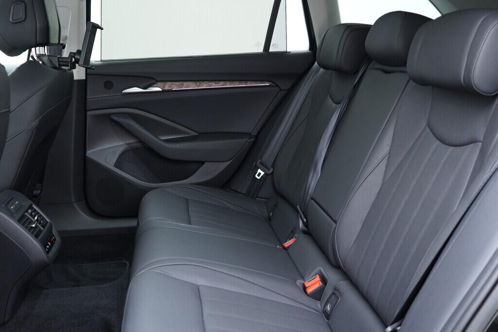 OV190V09567_36.webp_SUPERB L&K 2.0 TDI 142 kW automat, DPH