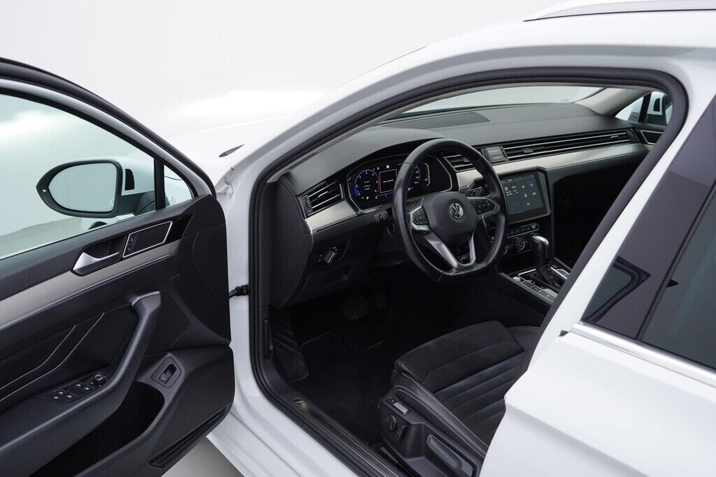 OV190V09568_18.webp_PASSAT VARIANT R-Line  2.0 TDI 110 kW automat, DPH