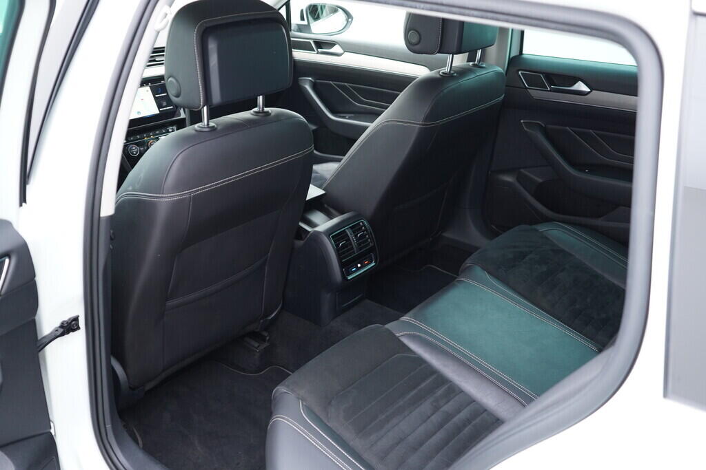OV190V09568_36.webp_PASSAT VARIANT R-Line  2.0 TDI 110 kW automat, DPH