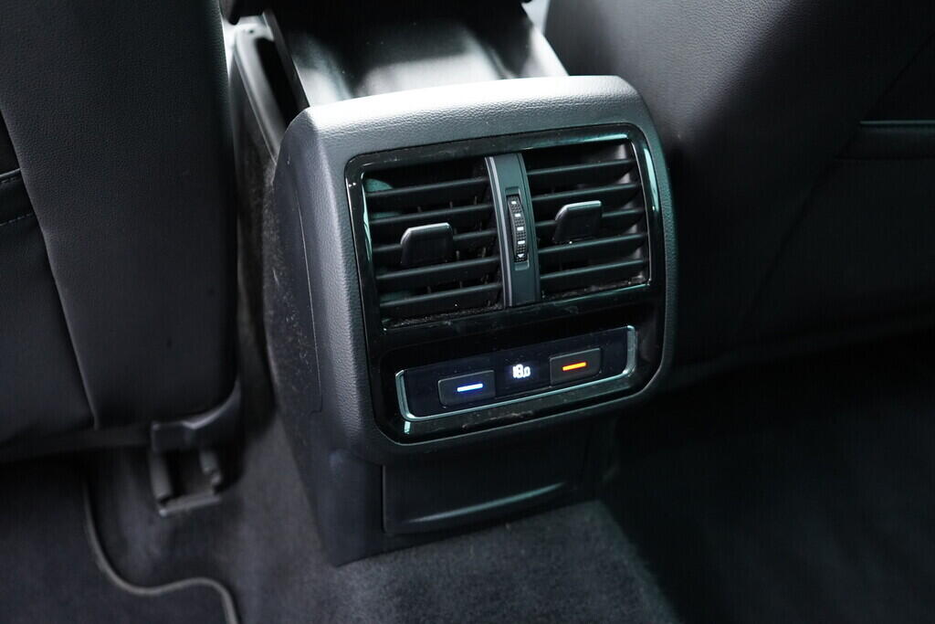 OV190V09568_38.webp_PASSAT VARIANT R-Line  2.0 TDI 110 kW automat, DPH