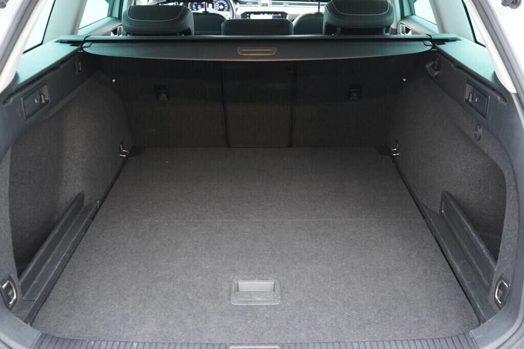 OV190V09568_39.webp_PASSAT VARIANT R-Line  2.0 TDI 110 kW automat, DPH