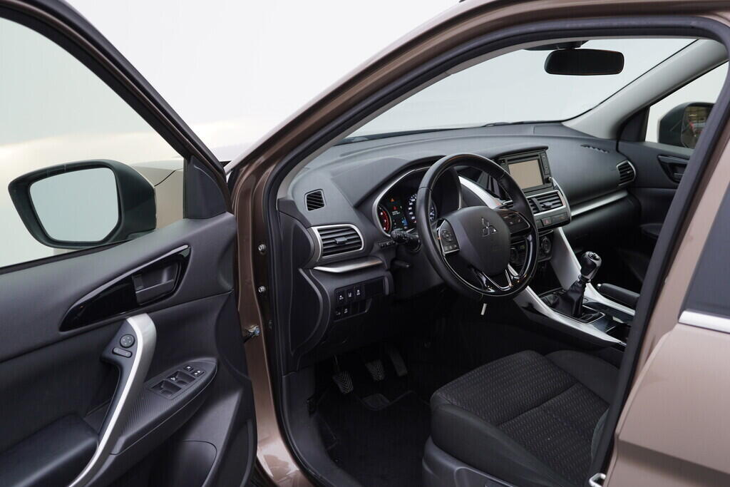 OV190V09574_18.webp_ECLIPSE CROSS  1.5  120 kW manuál