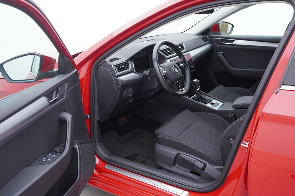 OV190V09606_18.webp_SUPERB Ambition 2.0 TDI 110 kW automat, DPH