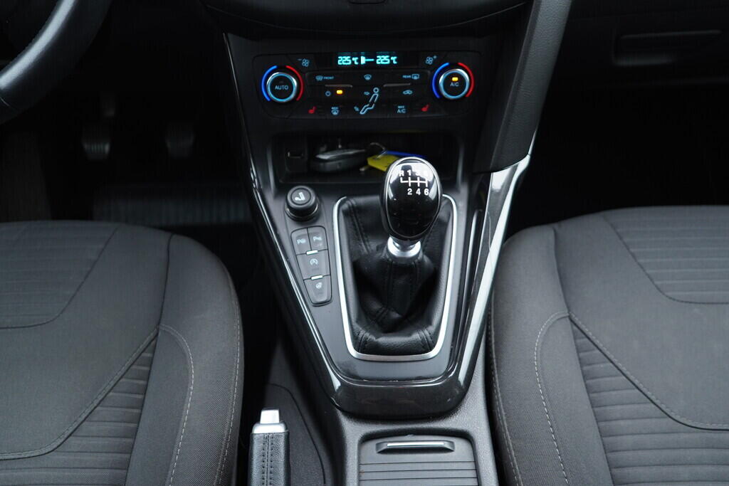 OV190V09661_32.webp_FOCUS Titanium 1.5  110 kW manuál