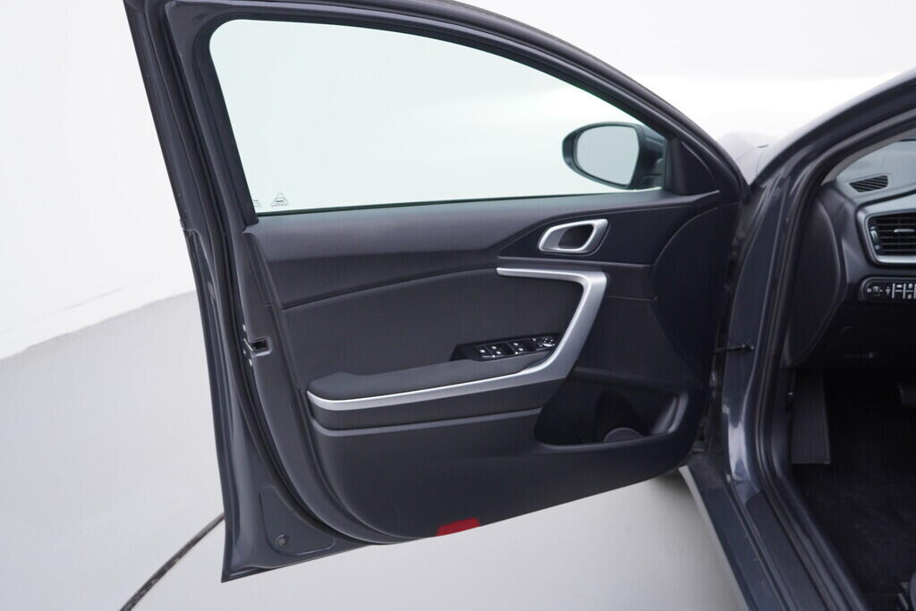 OV190V09682_19.webp_CEED Exclusive DCT 1.5 T-GDi 118 kW automat, DPH